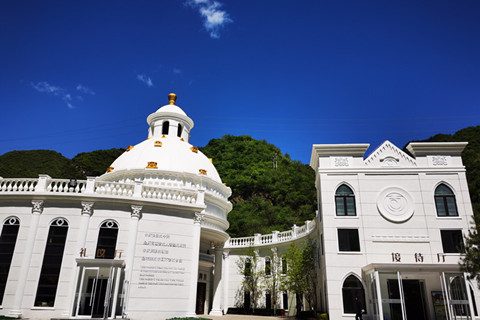 北京正北,长城脚下,这座藏在山林里的陵园,去过的都说"不像陵园"