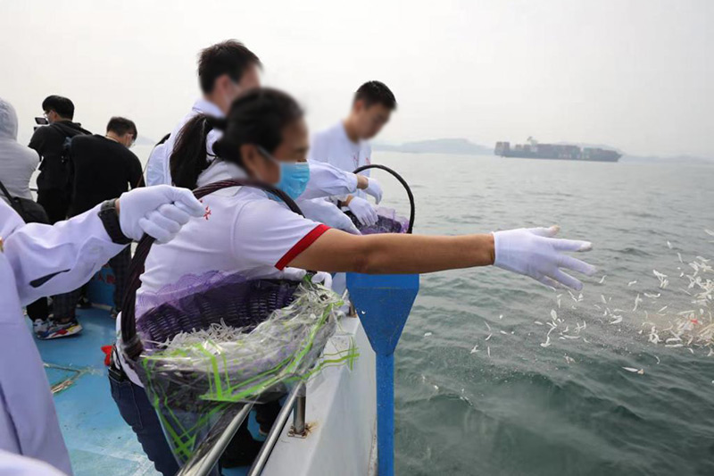 家属在海葬船上